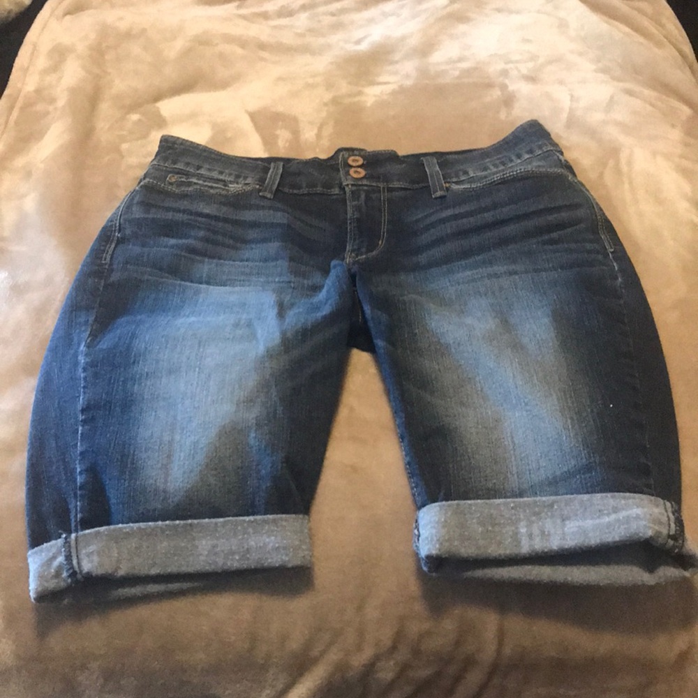 Denizen from Levi’s skinny Bermuda shorts size 8